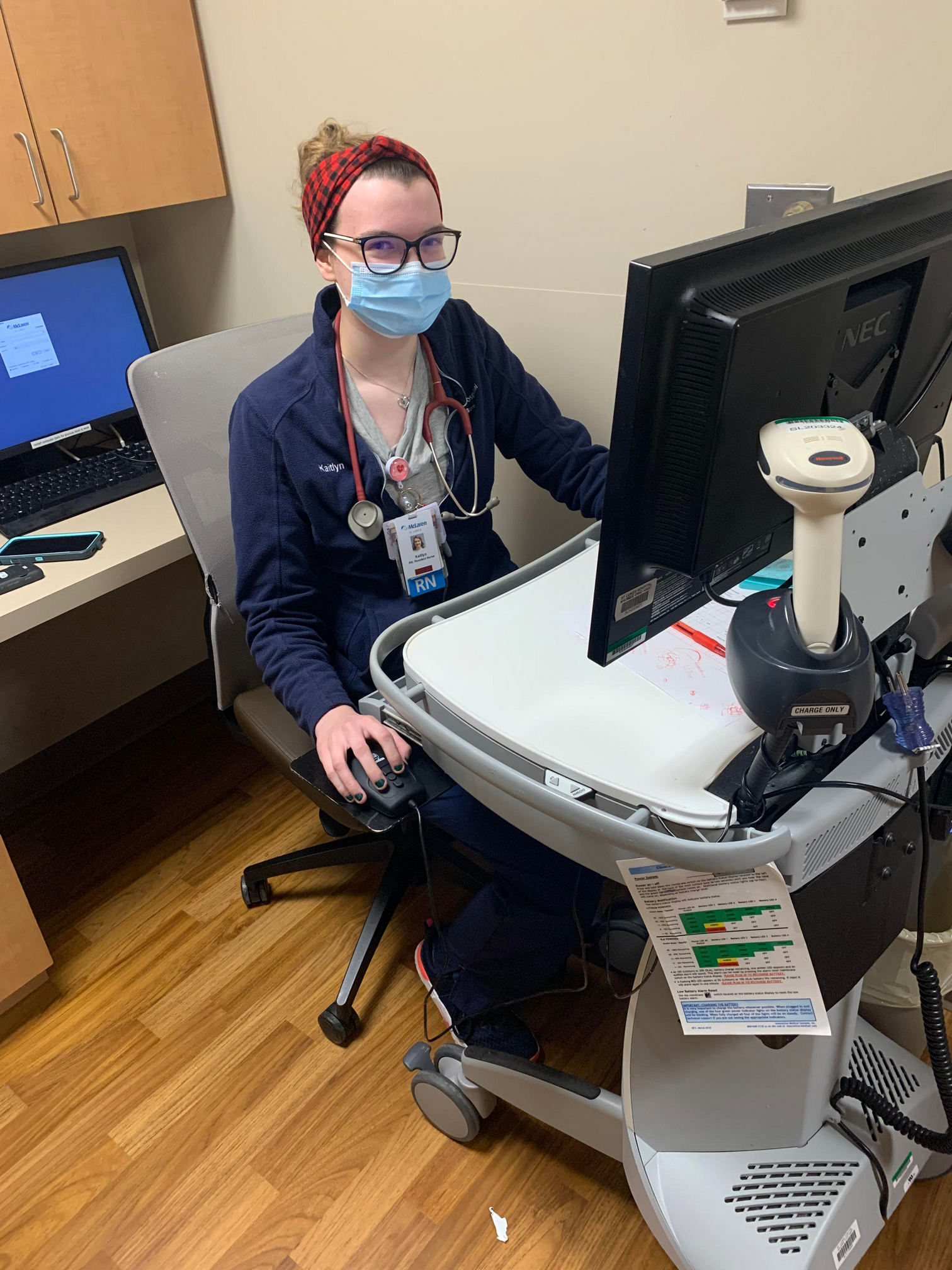 DC student working at a nurse's station in a hospital